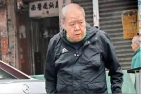 心酸：69岁肥猫郑则仕近照曝光，身体暴瘦，头发胡须皆白图片