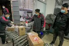 记者探访北京快递网点、取件点：包裹全程消杀，包装不进门图片