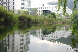 贵州一所建在景区里面的大学，坐拥好风光，网友：太幸福了图片