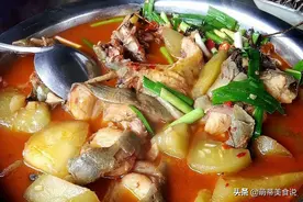 鲶鱼炖茄子，需要放酱吗？大厨：多数人做错了，难怪不香不好吃图片