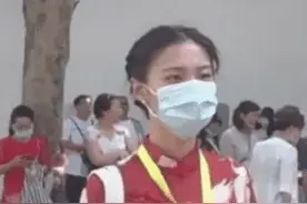 “最美高三老师”走红，穿旗袍陪学生高考，口罩也遮不住高颜值图片