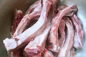 炖排骨，下锅还是出锅前放盐？这1步做错，排骨又老又柴，不入味图片