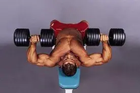 为啥我固定器械能推50kg，自由卧推只能推25kg？老胡揭秘两个原因图片