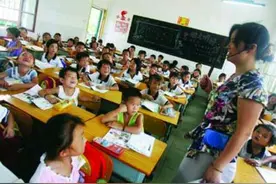 教师上课使用扩音器遭人举报，这也属于师德问图片