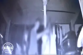 女子晾晒的内衣上，总沾上不明污渍！视频发现陌生男子脱下裤子图片