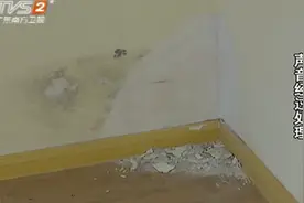 厕所漏水找来物业维修，没想到越修越坏，整间房子严重渗水视频封面