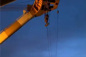 中日甲午海战定远舰铁甲出水，重约18吨图片