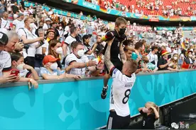 聚焦国际足坛，看绿茵场上叱咤风云的硬汉回归父亲的身份时温情一面图片