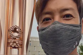 鹤野刚士担任奥运会火炬手，以火炬接吻的方式，将圣火传递给大家图片