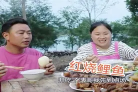 表哥到井里逮鱼，胖妹做饭满登登一小桌子，一家人吃得很开心图片