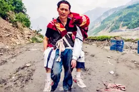 汶川大地震徒步25公里，将儿遗体背回家的父亲拒绝搬家：儿还在这图片