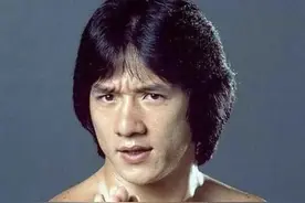 成龙的辛酸史，曾遭受过无数侮辱，凭着一颗坚强的心登顶巨星地位图片