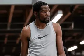 变壮了，杜兰特现身球场，投篮姿势依然销魂图片