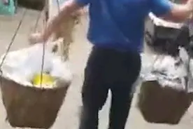 执法有温度！城管帮占道老人挑扁担找摊位图片