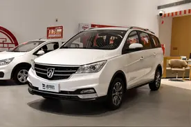 实惠带7座，油耗6.8L，能加92号油低价家用MPV，带你看宝骏730图片