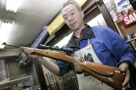 全球有二十多个国家允许公民合法持枪，为什么只有美国频发枪击案图片