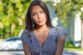 委内瑞拉超模 蛮腰细腿妍姿艳质 轻奢优雅的打扮中见性感温柔图片