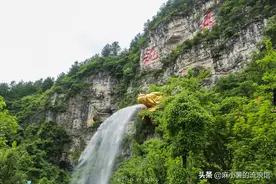 贵州一县城花百万在峭壁上，造了个水龙头，当地人称它金龙吐水图片