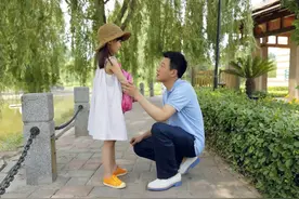 25岁哥哥送4岁妹妹上学，被误认“爸爸”多次，最后这么出门图片