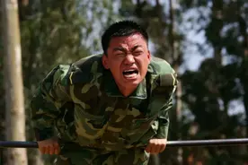 小朋友你是否有很多问号？为什么别人在玩游戏，我却在“单杠卷身上”……图片