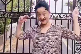 56岁老戏骨杨昆也爱露脐装？跳舞衣服扣子突然挣开，本人忙解释图片