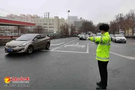 乌鲁木齐这个路口设左转右转共用车道，交警教你如何走图片