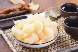 腌糖醋蒜时，别再放错醋了！多加2样，蒜更香更脆，放1年还不坏图片