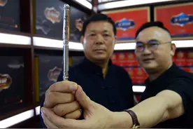 吴先生展示神奇“金骨棒”金骨康摸骨拨筋7旬婆婆笑颜开图片