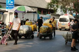 郑州火车站服装商圈“拉包工”：旺季时每月能赚1万多，双向收费的他们，让物流企业又爱又恨图片