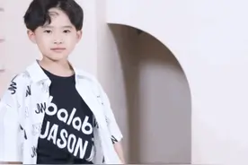 易烊千玺8岁弟弟首登封面，留心形刘海穿花衬衫，努力憋笑太可爱图片