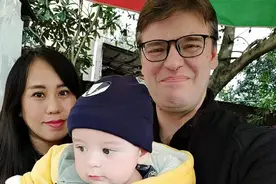 东北离异女霸气“娶”大8岁老外：不要美国绿卡，只要上门女婿图片