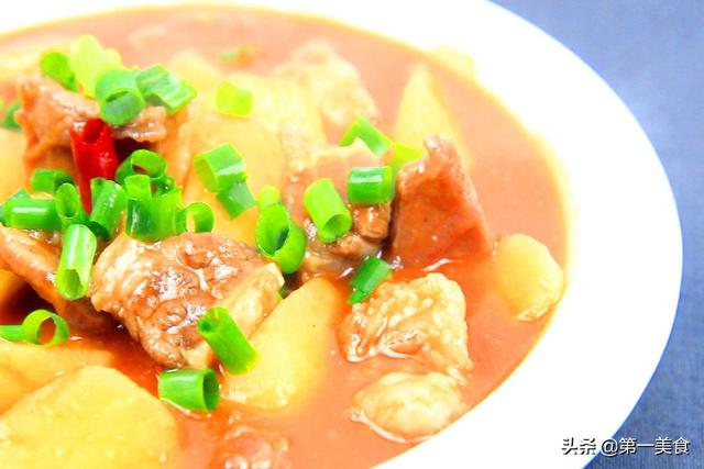 厨师长教你番茄炖牛腩家常做法，肉软烂入味，汤汁泡米饭太香了