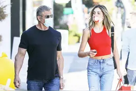 史泰龙状态不输当年，满头白发仍不显老，身旁女儿展露完美身材图片