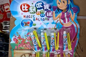 孩子玩“泡泡胶”眼睛突发过敏，家长怀疑是泡泡胶所致，专家：须警惕买到不合格产品图片