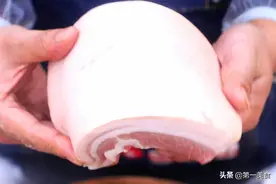 不用火烤、不用刮，猪肉店老板教你1招、轻松去猪毛，又快又干净图片
