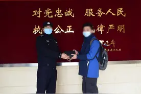 壹现场丨民警为遗失物品寻找主人 当事人拨“12345”表扬图片