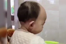 萌娃顶着“程序员”的发型吃饭，网友看完后纷纷调侃：起步副科级图片