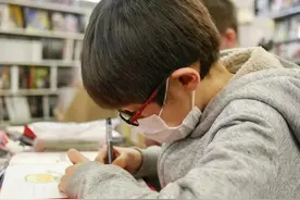 儿子的幼稚涂鸦，被老爸改造成精美漫画，简直太有爱图片