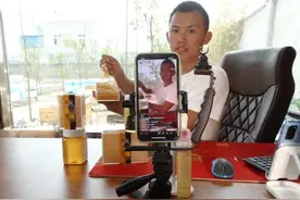 周口市沈丘县：“蜜蜂哥”苏尚方直播卖蜂蜜，带领贫困户一起脱贫致富图片
