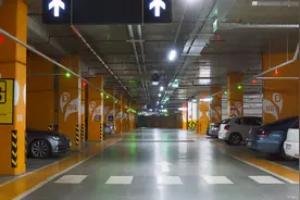 女子平台打车，被要求出停车费，司机：不出就不接图片