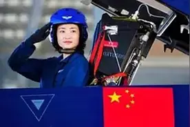 金孔雀余旭的最后一程：36万群众手捧菊花送别，墓前4架飞机模型图片