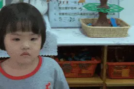 8岁女孩起跑意外摔倒，逆袭夺冠：孩子，你爬起来那一刻已经赢了图片