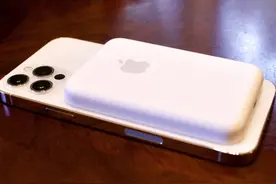 苹果MagSafe外接电池实拍图：厚，但能充AirPods图片