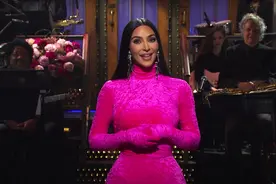 卡戴珊上节目嘲讽全家！骂侃爷疯，自嘲屁股大，妹妹全照着她整容图片