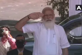 印度女子突击队夜袭印军兵营，一人制服5名印度兵，抢走大量武器图片