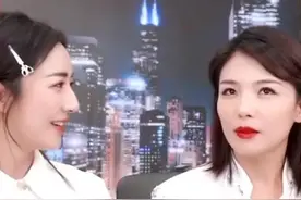 刘涛上直播白色衬衫却被频频崩开，多次尴尬遮挡无奈图片