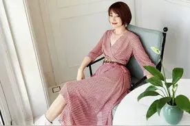 44岁马伊琍罕扮嫩，穿格裙表情娇俏像少女，掷百万开公司成董事长图片