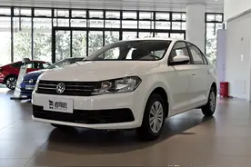 能加92号油，稳定的发动机和自动挡，三厢家轿，带你看大众桑塔纳图片