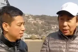 冯巩与小19岁贾旭明同框，地位悬殊明显？贾旭明被网友戏称秘书图片