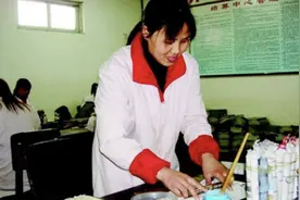 湖北点钞员卖掉房子，资助13位贫困生深造，“只要想学，我有钱”图片